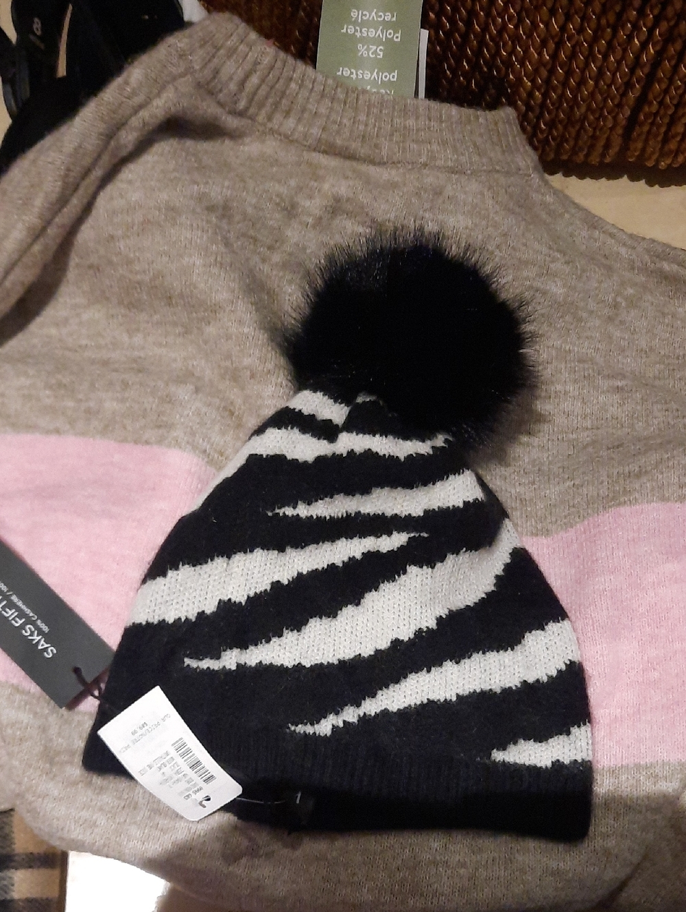 GENUINE SAKS FIFTH AVENUE LONDON BLACK WHITE FAUX FUR 100% CASHMERE KNIT CAP